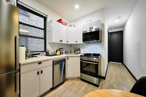 Photo of "#1879-B: Queen Room B w/ Private Bathroom" home