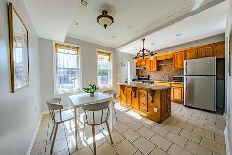 Photo of "#1768-C: Queen Room C w/Private Bathroom" home