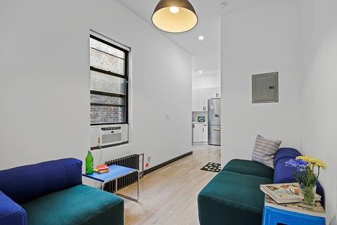 Photo of "#1879-B: Queen Room B w/ Private Bathroom" home