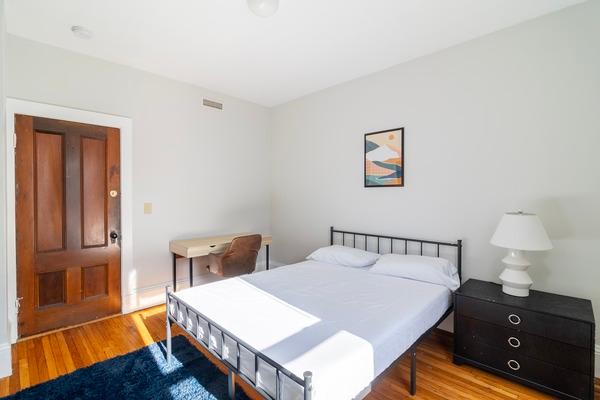 Photo of "#1300-C: Queen Room C" home