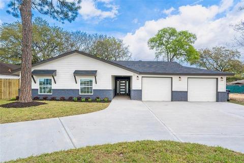 Photo of "#216: Sleekly renovated Braeswood Place home with large yard (Has a House)" home